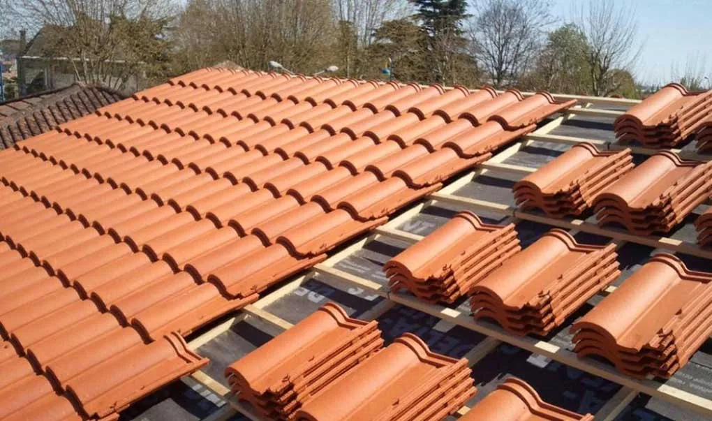 Pose de tuiles neuves sur une toiture